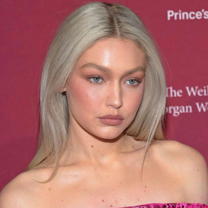 مكياج طبيعي وصبغات الشعر الرمادي بأسلوب جيجي حديد- الصورة من صفحة خبير التجميل Patrick Ta