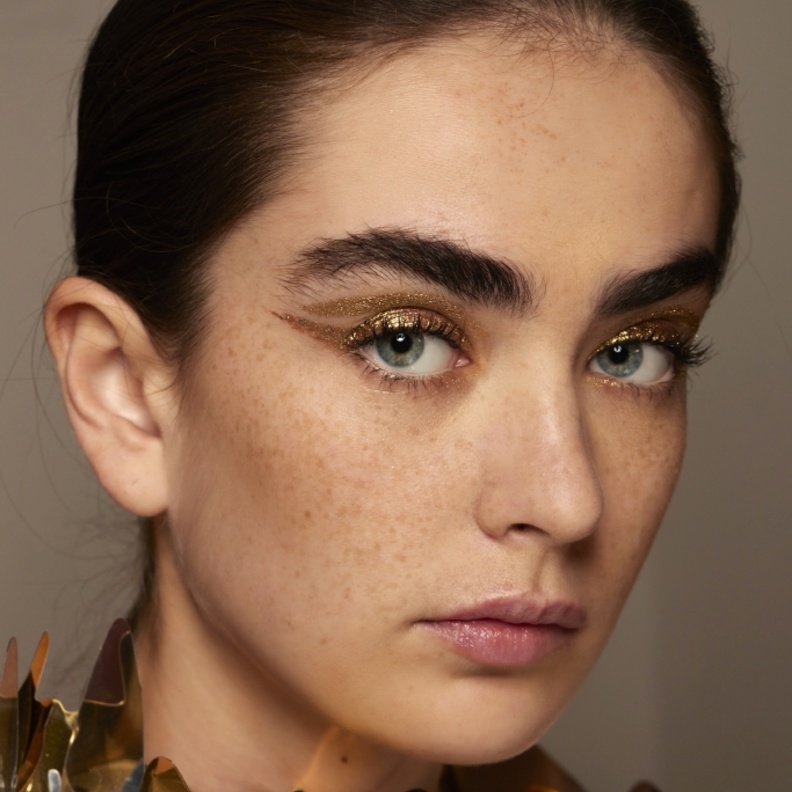 مكياج ناعم ومميز بظلال برونزية براقة من وحي دار Alexis Mabille