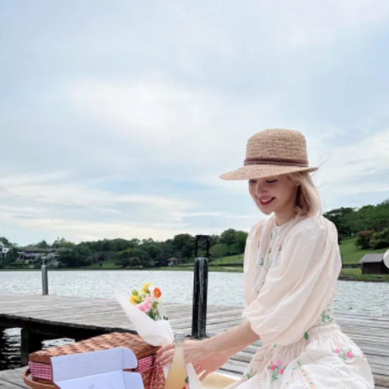 ليسا تتألق بالألون الصيفية المبهجة