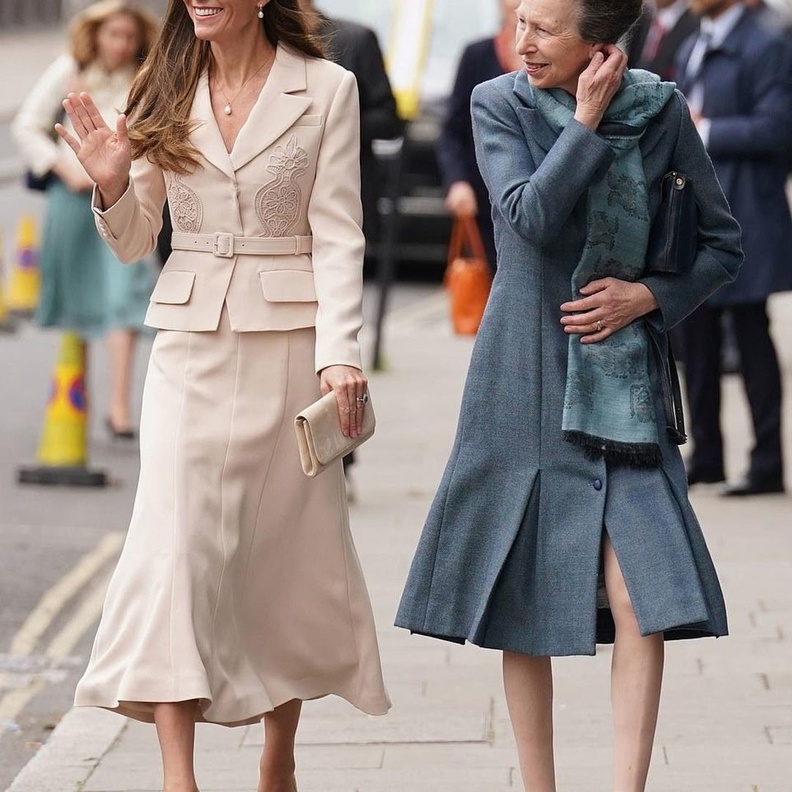 كيت ميدلتون تتألق بإطلالة أنيقة كلاسيكية مع التطريز الفاخر