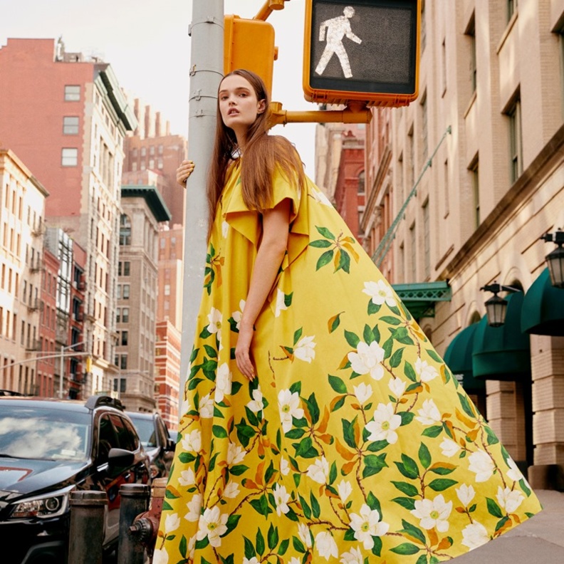 من مجموعة Oscar De La Renta لربيع وصيف 2022