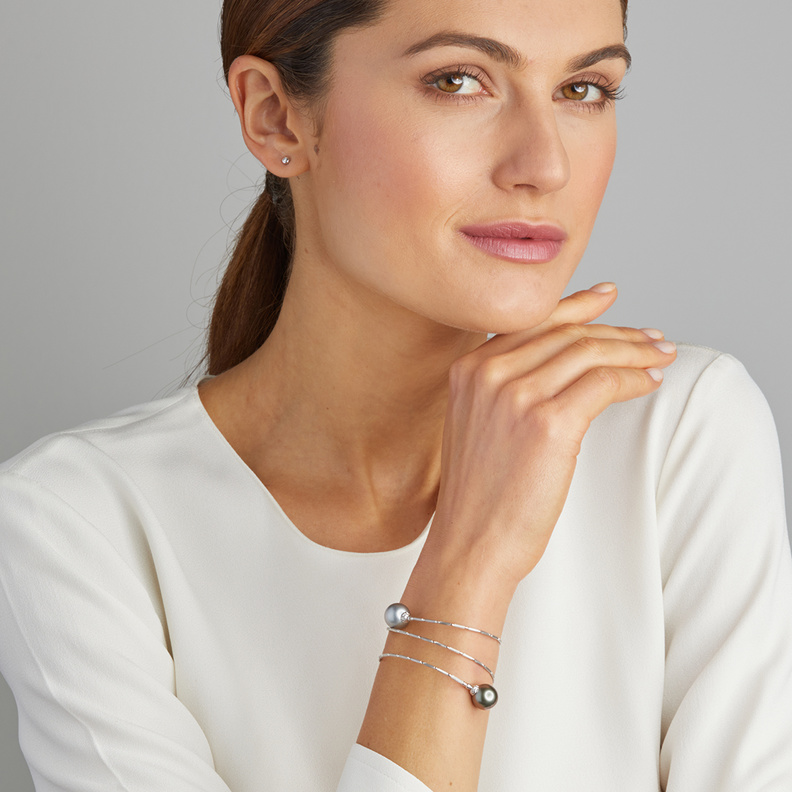 موديلات أساور اللؤلؤ الناعمة لإطلالاتك الكلاسيكية (1)