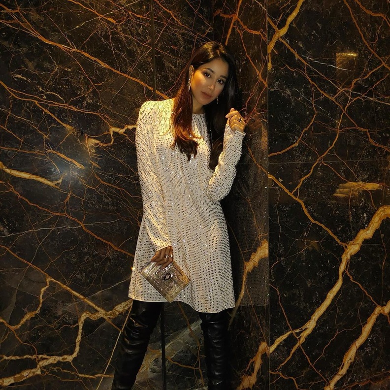 موديلات حقائب ذهبية وفضية لسهرات رمضان مستوحاة من إطلالات النجمات