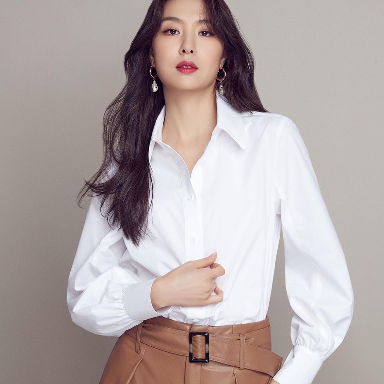نسقي القميص الأبيض من وحي الممثلة  Seo Ji-Hye مع البنطلون الجلد
