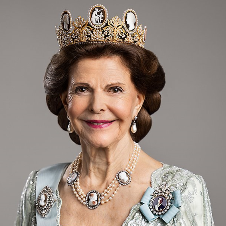 الملكة سليفيا ترتدي تاج The Cameo وهو من أجمل قطع المجوهرات الملكية