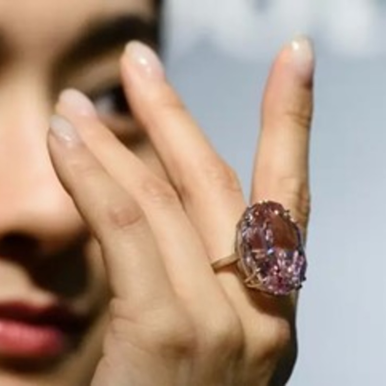 يُقدّر سعر ماسة النجمة الوردية بـ71.2 مليون دولار