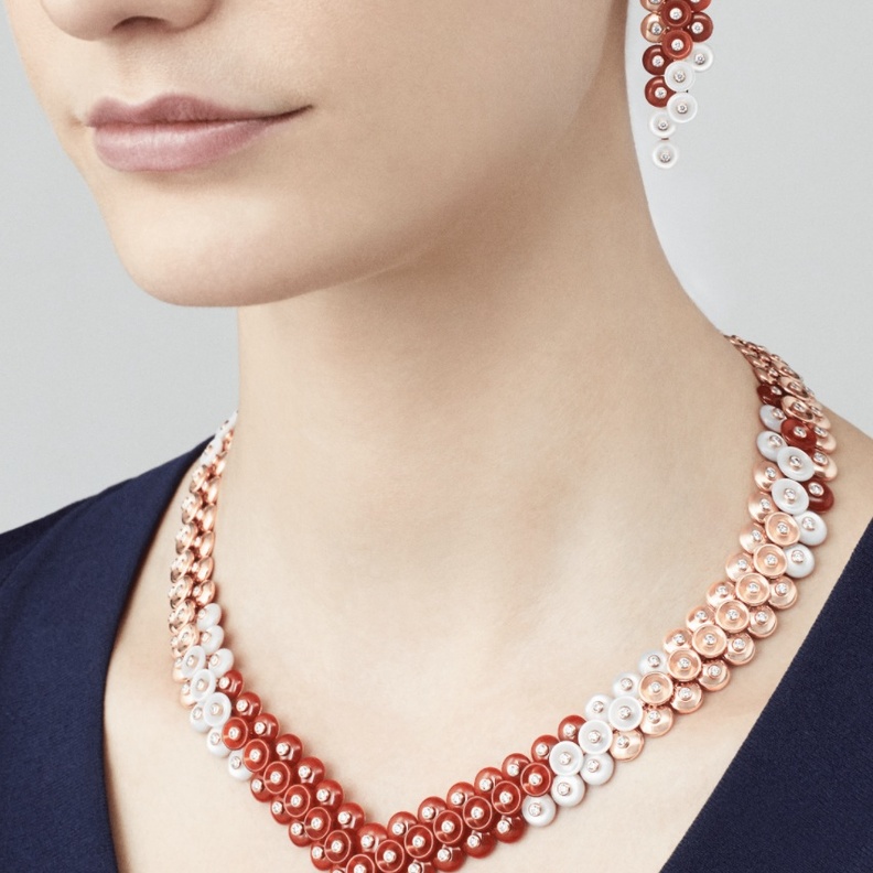 ‎⁨مجوهرات مزينة من حجر اللؤلؤ من فان كليف أند آربلز Van cleef & Arpels ⁩