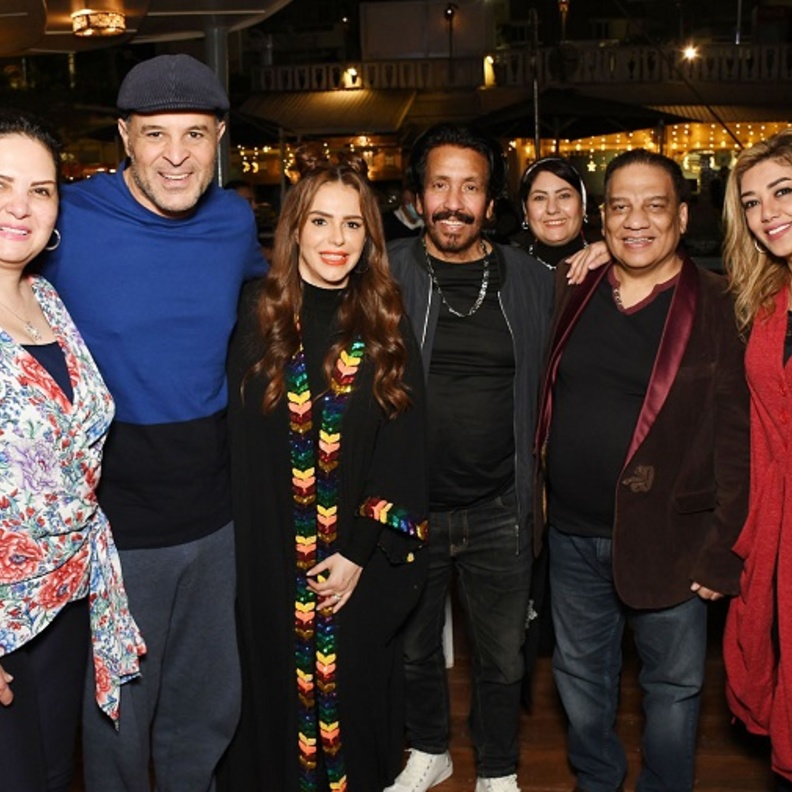 دنيا عبد العزيز تجمع نجوم مسرحية "زقاق المدق" في حفل إفطار..15 صورة