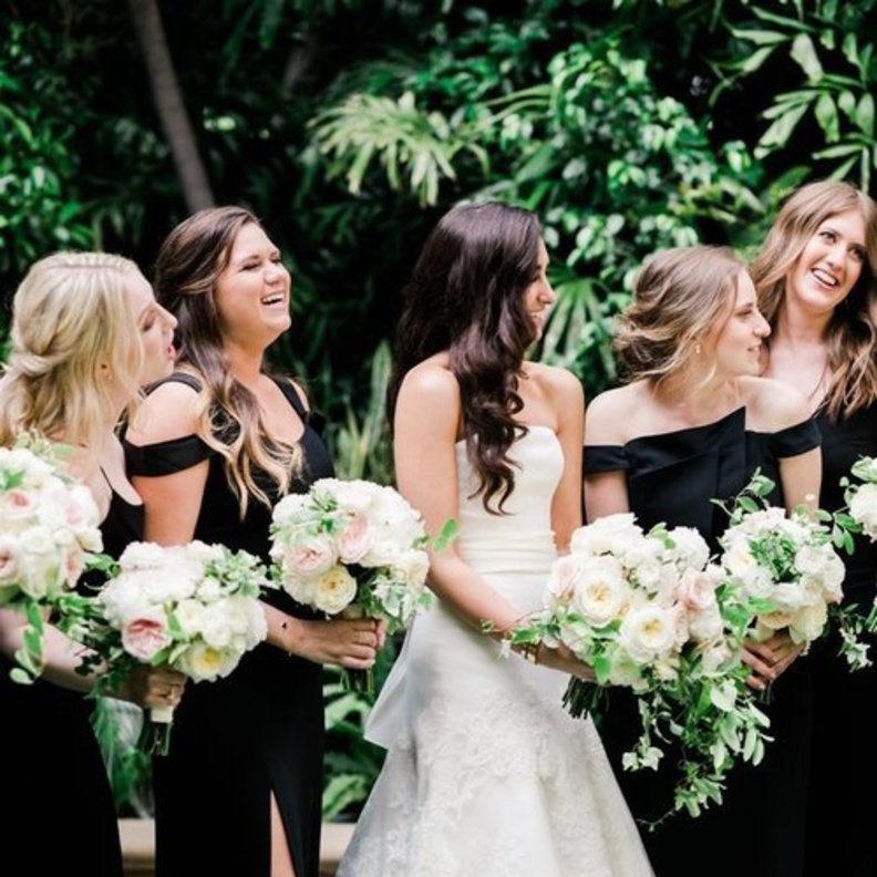 هل يفضل ارتداء ضيفات الزفاف للون الأسود في حفلات الزفاف