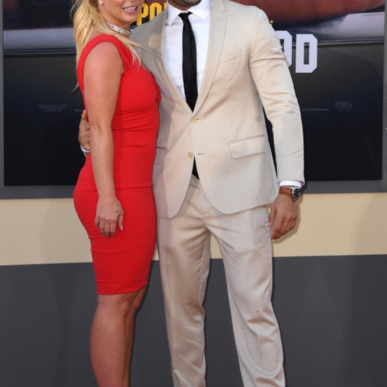 صور إطلالات بريتني سبيرز شبابية بعد خبر حملها من خطيبها سام أصغري