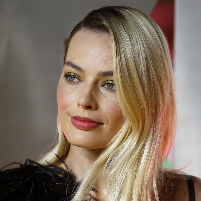 خطوات مكياج غليتر ناعم لسهرات رمضان من وحي مارغوت روبي