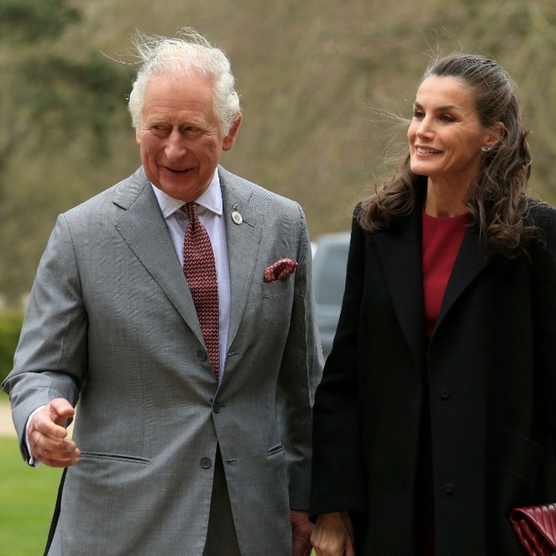 الأمير تشارلز يوجه تحية لطيفة لملكة إسبانيا