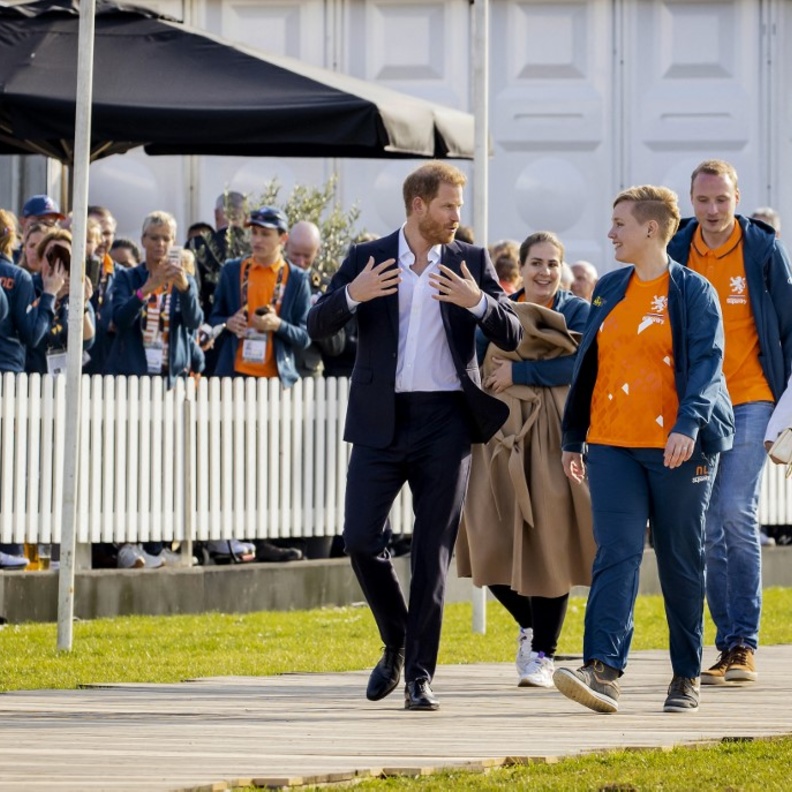 ميغان ماركل تخلع معطفها وتعطية لأم لتدفئة ابنها في بادرة إنسانية منها