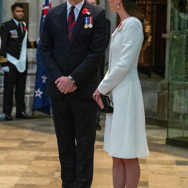 كيت ميدلتون تظهر بشكل مفاجئ مع الأمير ويليام لخدمة يوم أنزاك