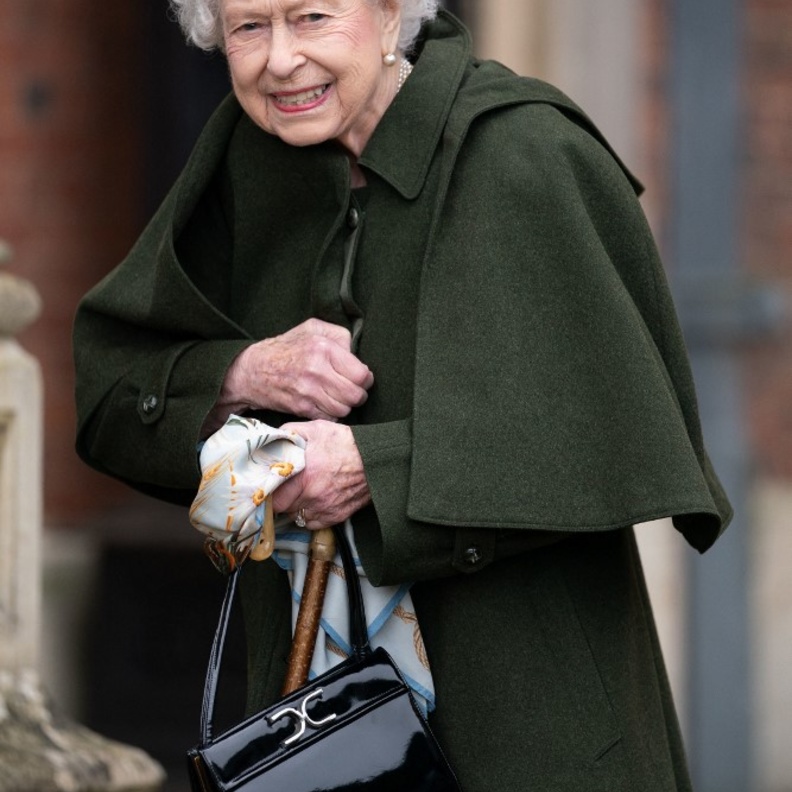 "Launer" المفضلة لملكة بريطانيا تطلق حقيبة يد جديدة مستوحاة من طراز قديم