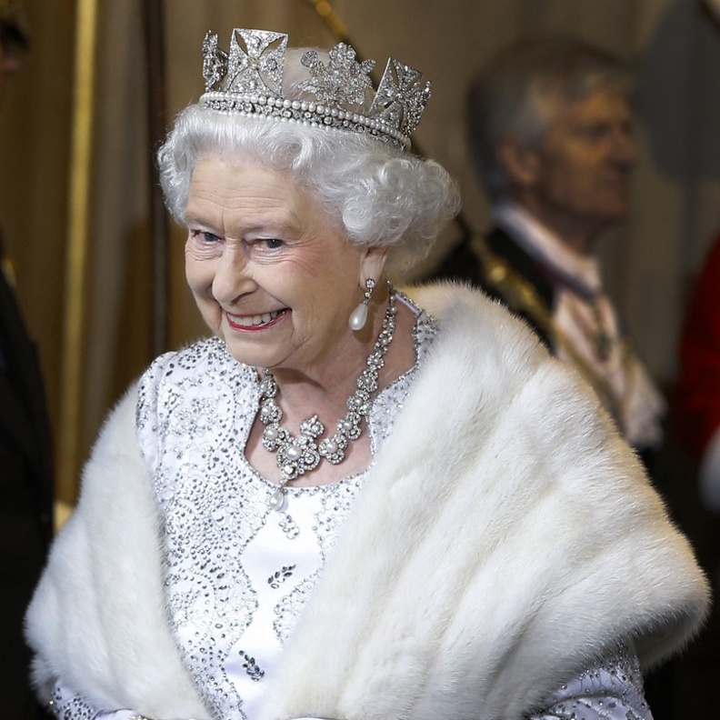 جواهر التاج الملكي.. 6 كتب عن المجوهرات الملكية 