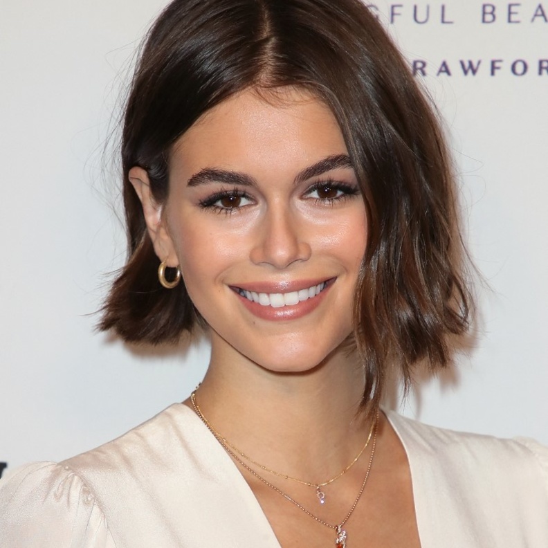 أجمل قصات وتسريحات شعر عصرية للشابات لربيع 2022  بأسلوب Kaia Gerber