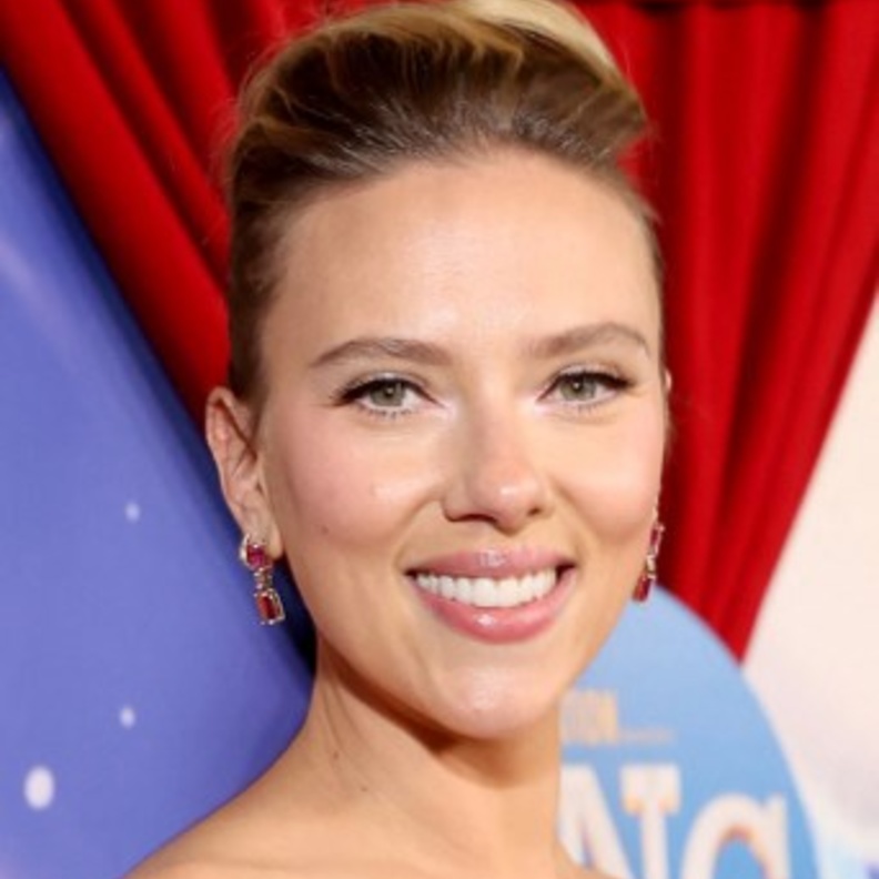 Scarlett Johansson وتسريحات شعر مرفوع