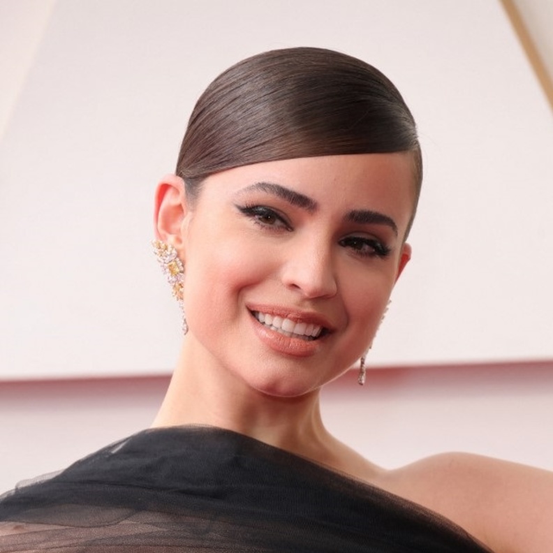 أحدث تسريحات شعر ومكياج Sofia Carson بمناسبة عيد ميلادها