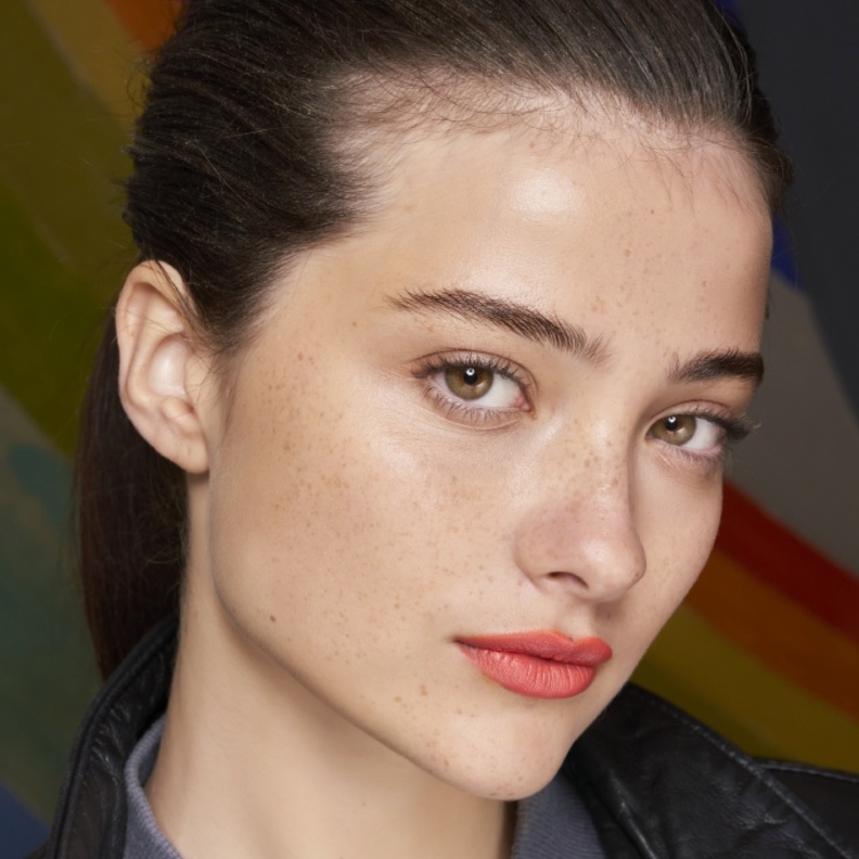 مكياج مشرق مع أحمر الشفاه المرجاني من دار Giambattista Valli