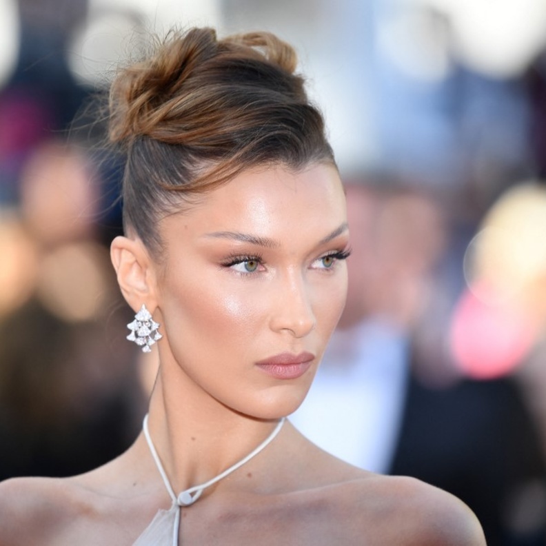 أجمل تسريحات شعر       بتسريحة الكعكةBella Hadid