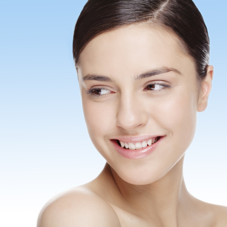 أفضل وصفات طبيعية من الطماطم لترطيب وتفتيح بشرة المرأة