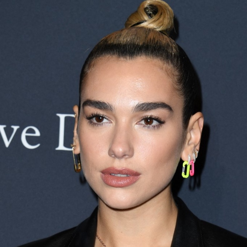 اجمل الوان احمر شفاه ومكياج مناسب للبشرة الحنطية على طريقة dua lipa