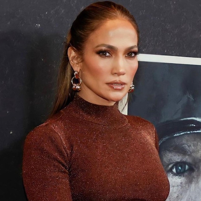 1 رئيسية اطلالات جينيفر لوبيز بالظلال البرونزية وتسريحات شعر ذيل الحصان