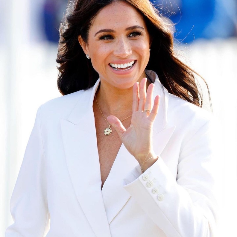 اطلالات ميغان ماركل بتسريحات شعر ويفي طويلة