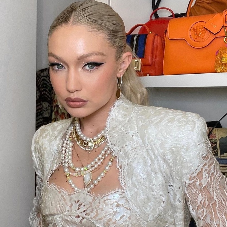 اطلالة جيجي حديد الجمالية بالايلاينر المجنح والاسود- الصورة من صفحة خبير التجميل patrickta على انستغرام