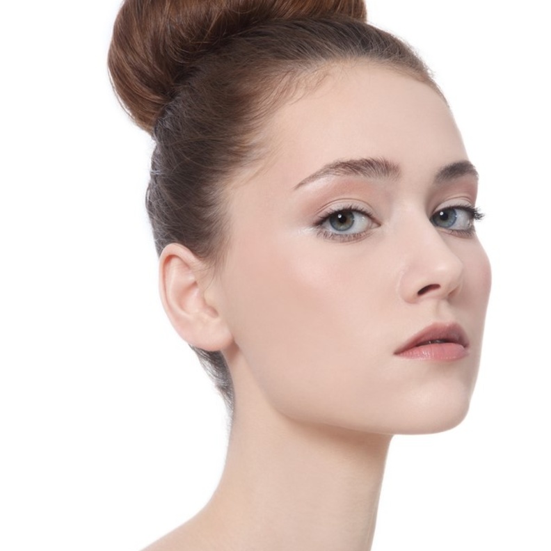 تسريحة شعر الكعكة المرفوعة تناسب ليلية رمضان