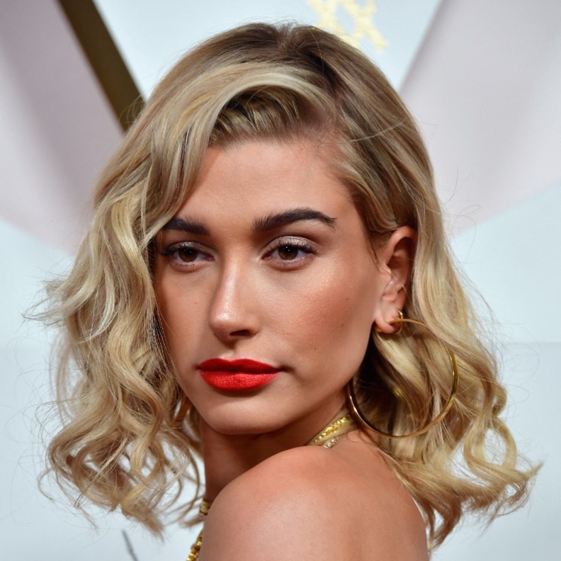 تطبيق مكياج غلوسي للعيد على طريقة Hailey Biber