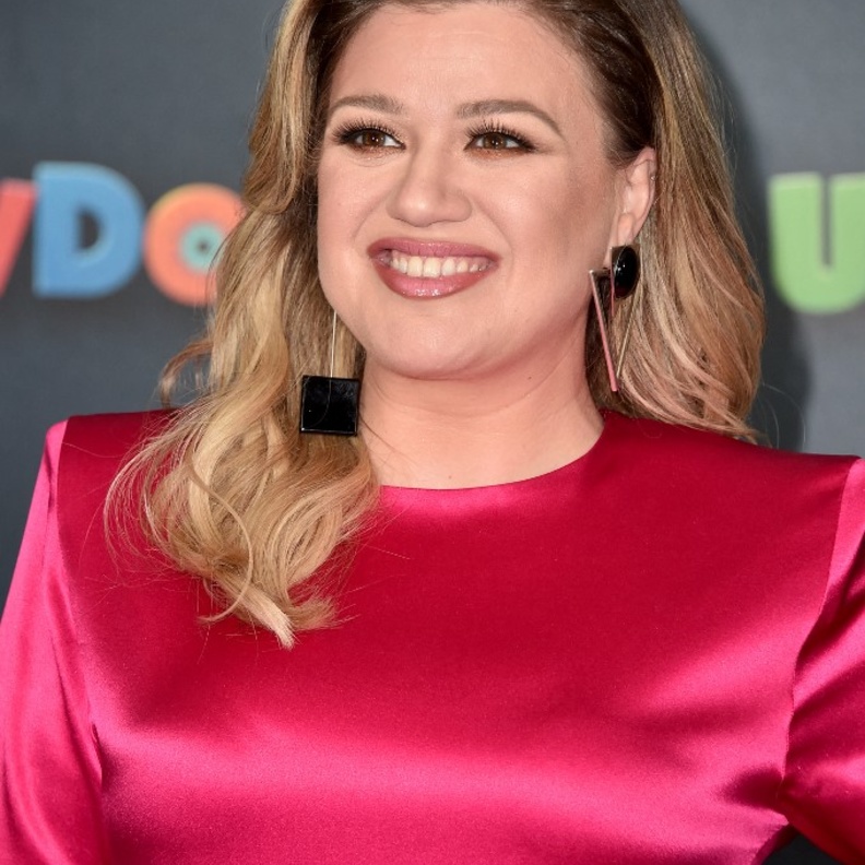خطوات عمل مكياج مثالي للوجه الممتلئ بأسلوب  Kelly Clarkson بمناسبة عيد ميلادها