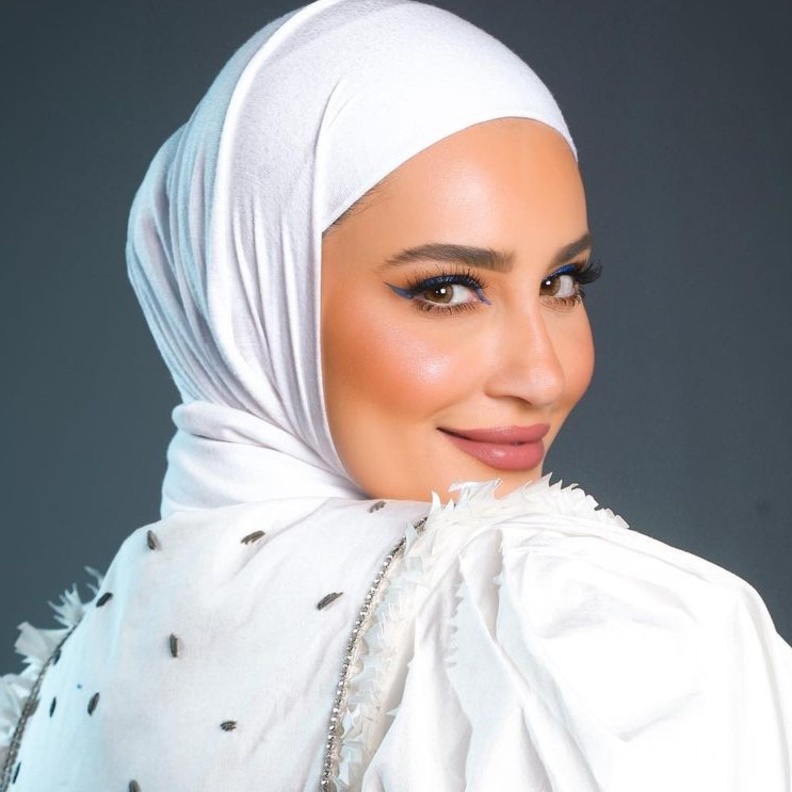 دلال الدوب وطريقة رسم العيم بالآيلاينر الأزرق - الصورة من حسابها على انستغرام