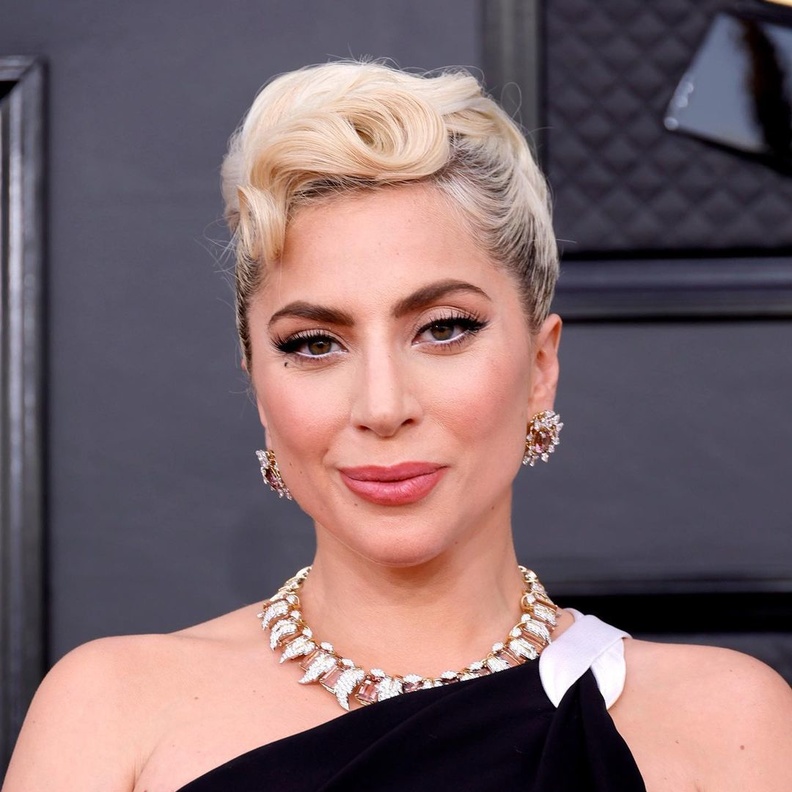 رسمات الايلاينر السوداء بأسلوب Lady Gaga