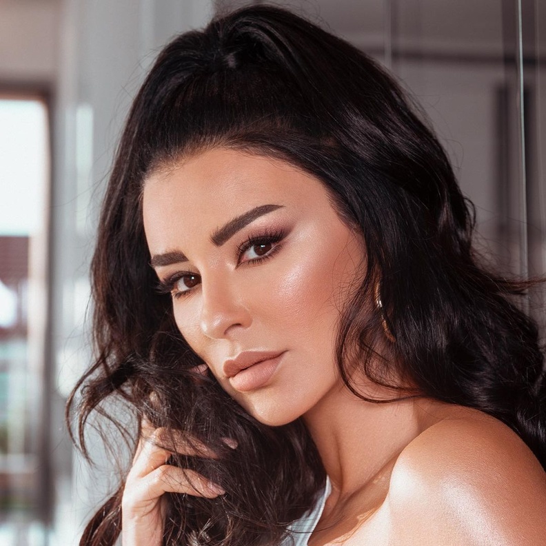 رفعات الشعر النصفية على طريقة ماغي بو غصن - الصورة من حسابها على انستغرام