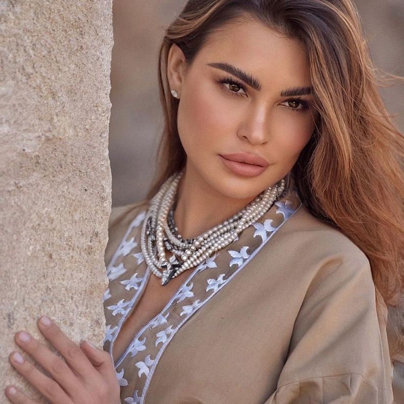 صور مريم الأبيض بالمكياج المناسب للعباءة من حسابها على انستغرام
