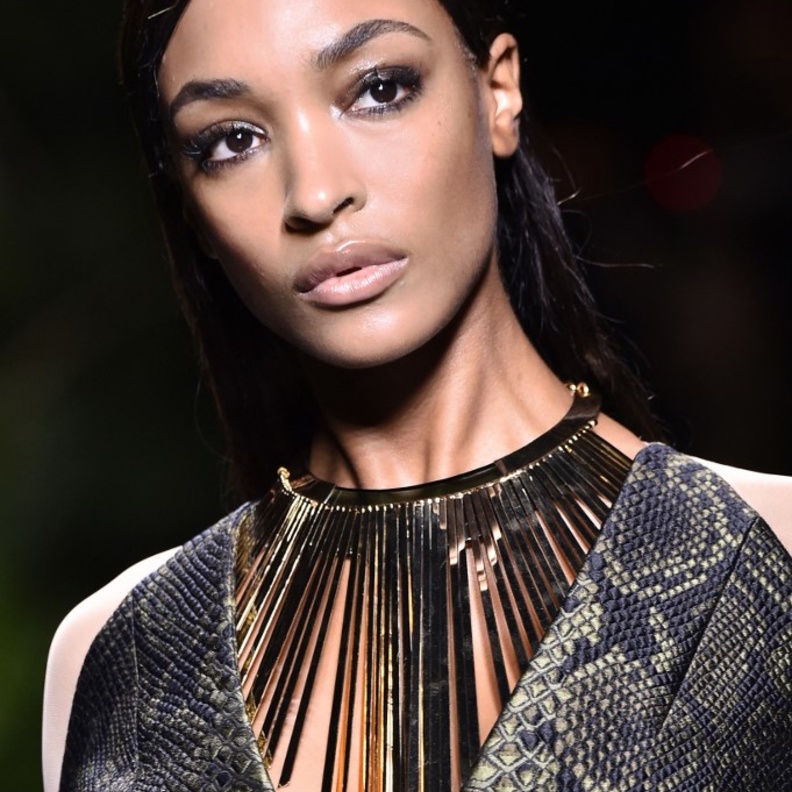 رسم الآيلاينر بظلال العيون للحصول على مكياج جوردان دان Jourdan Dunn