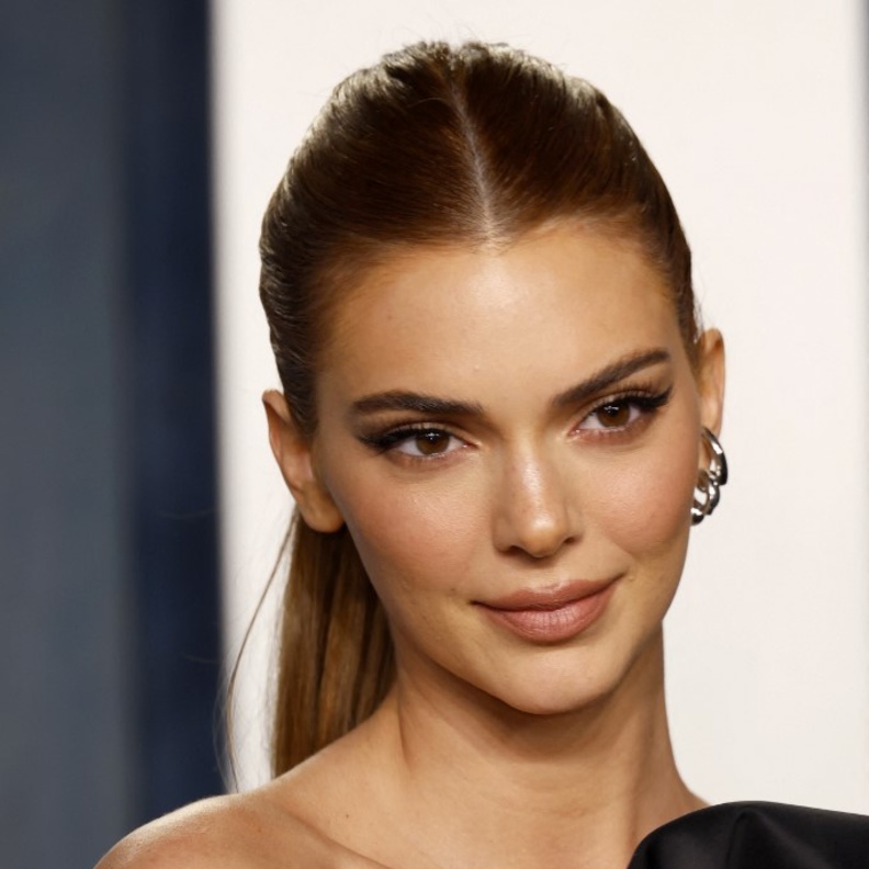 طريقة رسم الآيلاينر من وحي مكياج Kendall Jenner