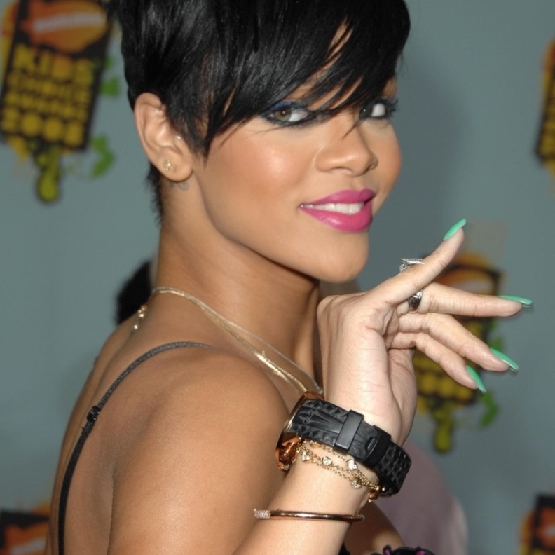 طلاء اظافر النجمة ريهانا باللون الاخضر لمناسبة العيد