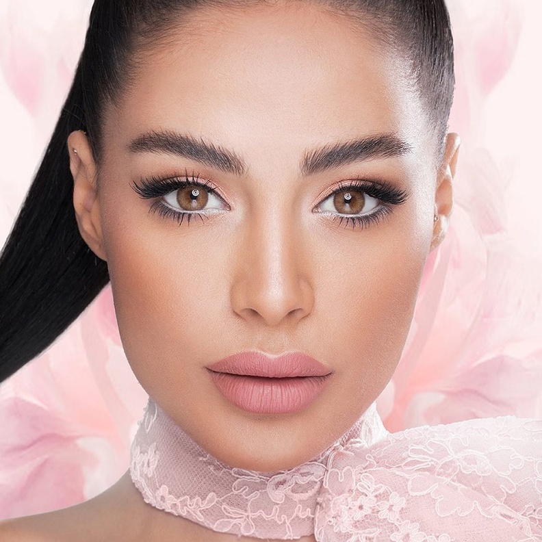 خطوات عمل مكياج جليتر ملون مع أهم خبراء التجميل بسام فتوح