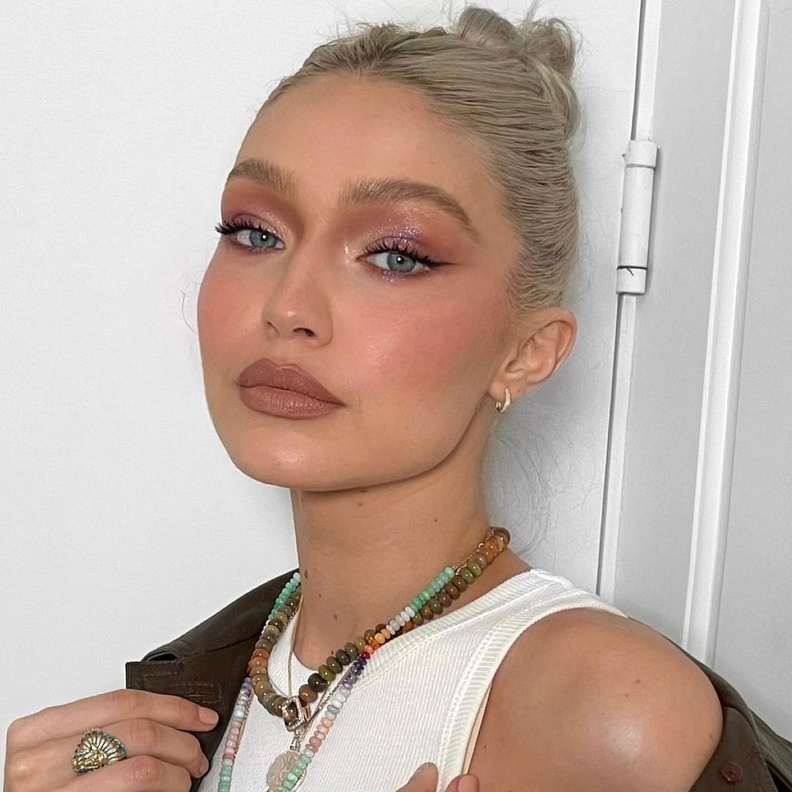 مكياج عيون لماع وزهري  على الجفون العليا بأسلوب جيجي حديد- الصورة من صفحة خبير المكياج Patrick Ta