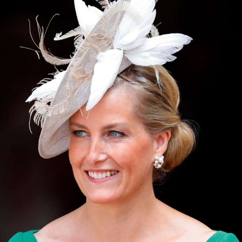 الكونتيسة صوفي ببروش وأقراط اللؤلؤ