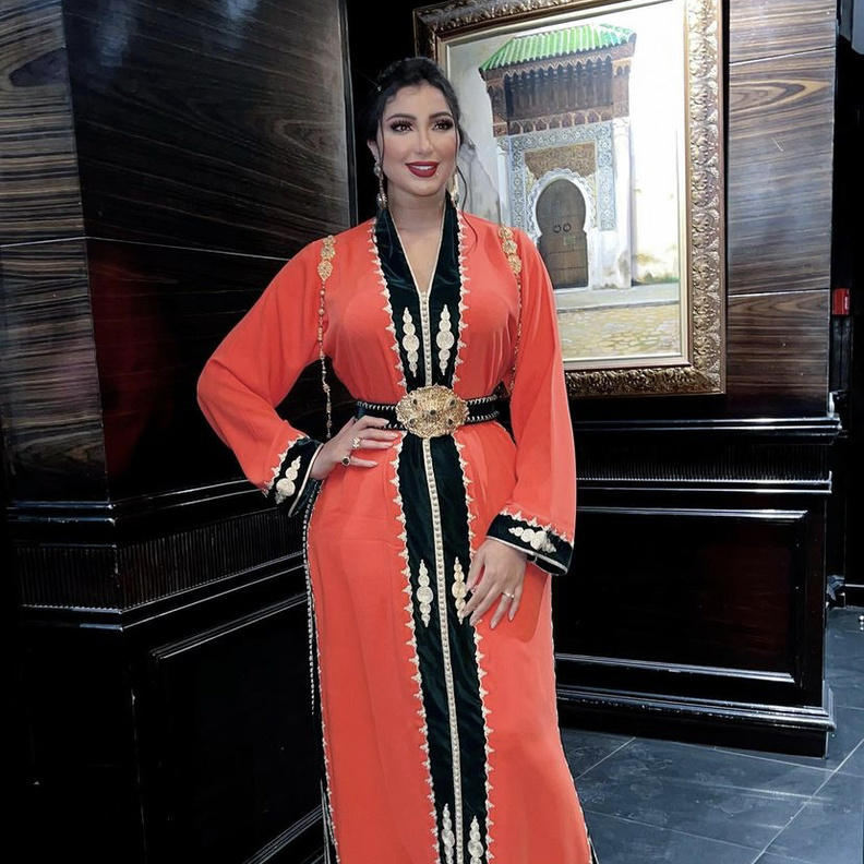 إطلالة رمضانية لدنيا بطمة بالقفطان