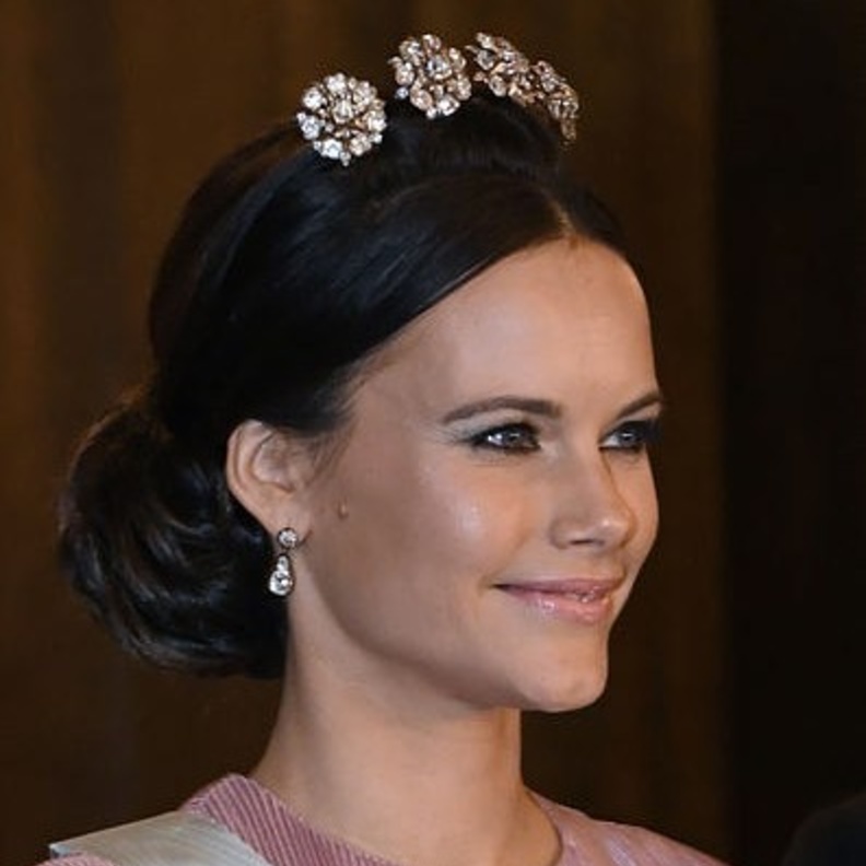تاج The Swedish Four Button Tiara من تيجان سيدات العائلات الملكية على شكل ورود