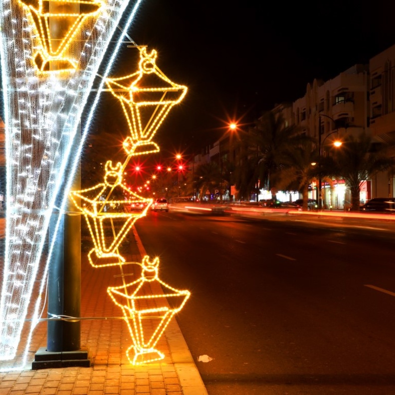 شوارع مدينة العين تتزين احتفالًا بشهر رمضان المبارك