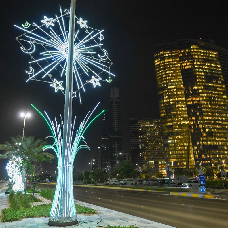 صور.. أبوظبي تتزين بالأضواء احتفالًا بشهر رمضان