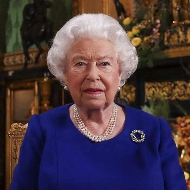 الملكة إليزابيث الثانية ملكة بريطانيا تتألق ببروش الأمير ألبرت