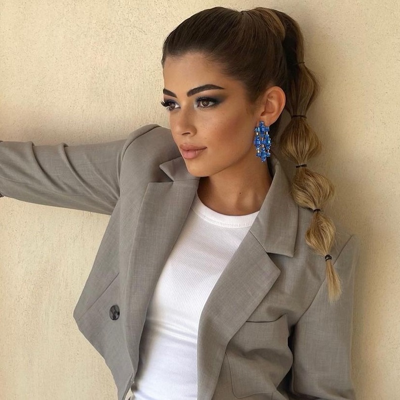 تسريحات شعر عصرية تناسب الشابات من وحي أحدث إطلالات ليلى زاهر