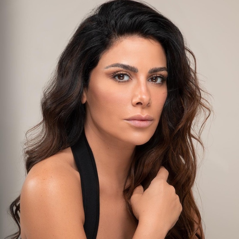 تسريحات شعر طويل للصبايا من وحي صبا مبارك